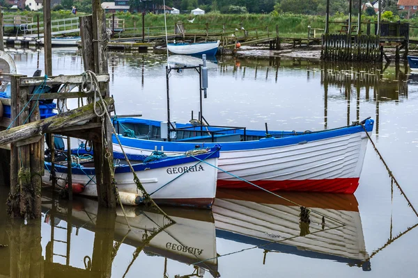 Fila de barcos de pesca en el puerto de Southwold — Foto de Stock