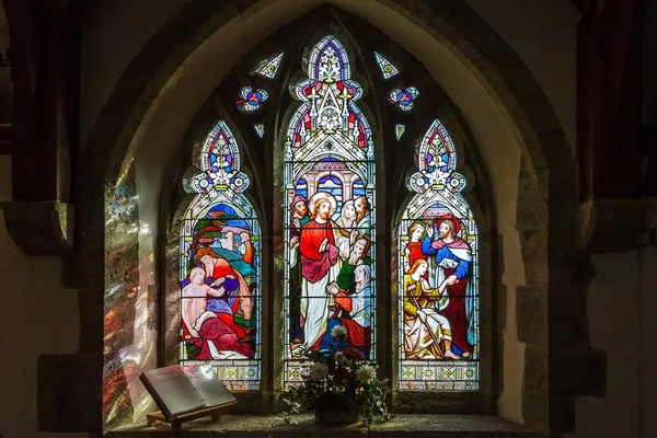 Binnenaanzicht van st peter ad vincula kerk in wisborough green — Stockfoto