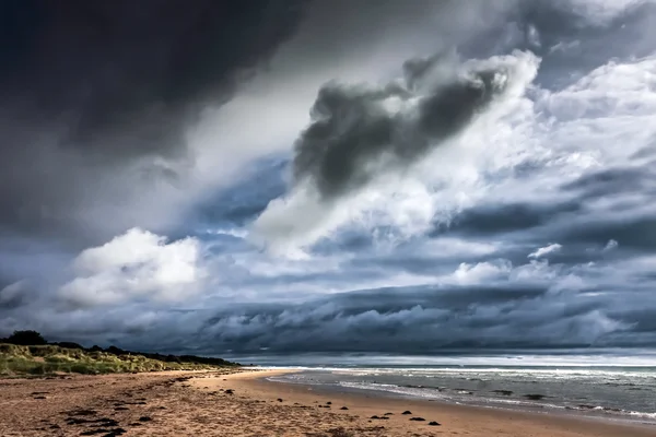 Storm racing över alnmouth mynning — Stockfoto