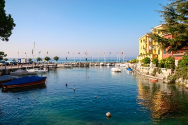 sirmione lake garda adlı küçük marina