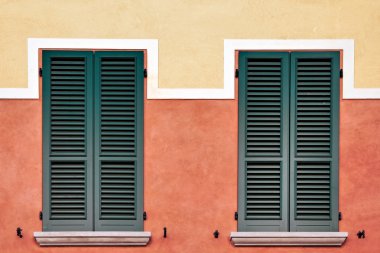 desenzano del garda İtalya binasında simetrik kepenkler