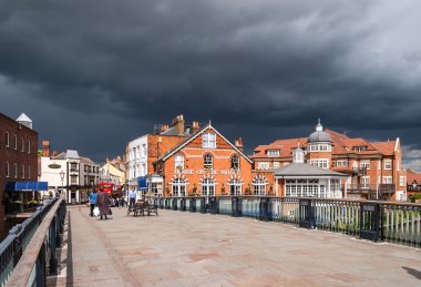 Tanrı'nın askerleri yaklaşıyor ile köprü kamu ev windsor adlı şirketten