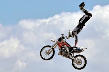 Dublör motosikletçi kent Hop çiftliğinde