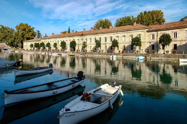 Rij van huizen in desenzano del garda, Italië — Stockfoto