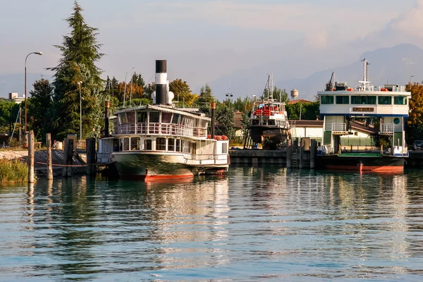 Menschenleere Szene am desenzano del garda see italien in der au — Stockfoto