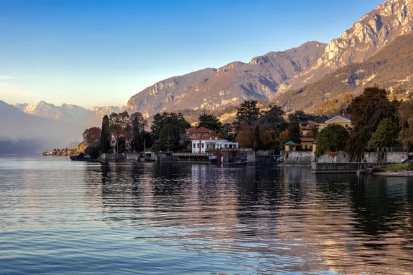 Como Gölü'nün doğal görünümünden mandello del lario — Stok fotoğraf