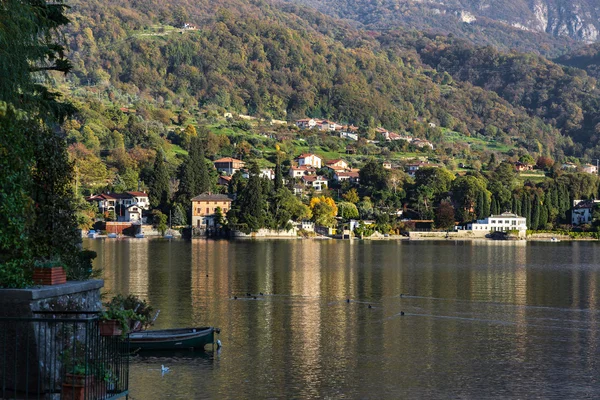 Vista panorâmica do Lago de Como de Mandello del Lario — Fotografia de Stock