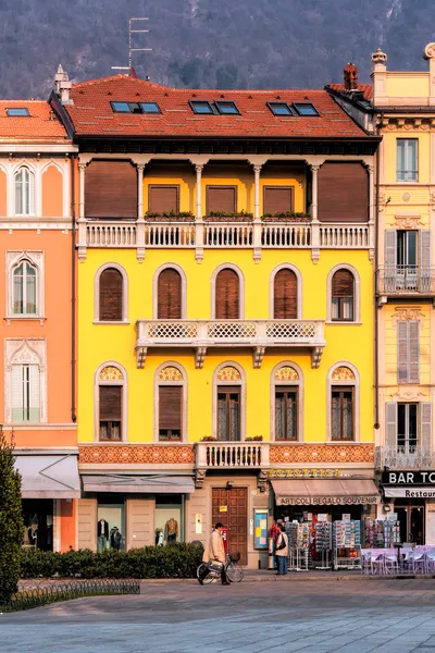 Tarde afternnon sol em um edifício amarelo em Como — Fotografia de Stock