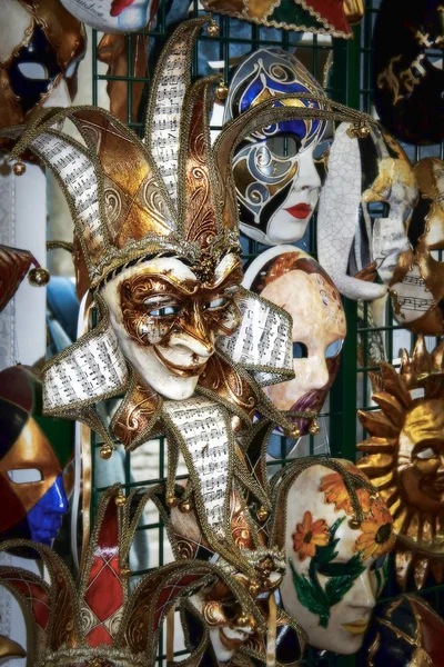 在一家商店在意大利威尼斯展出的威尼斯面具 — 图库照片