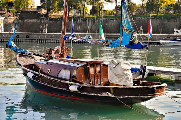 Iate atracado em Desenzano del Garda — Fotografia de Stock