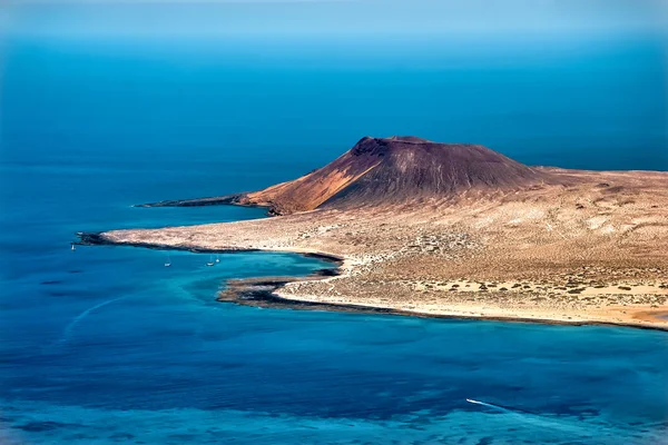 ランサローテ島の海岸の沖の島グラシオーザのビュー — ストック写真