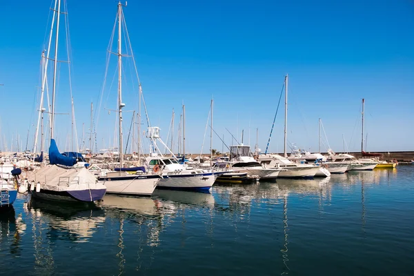 Segelbåtar och motorbåtar förtöjd i marinan i puerto del carmen — Stockfoto