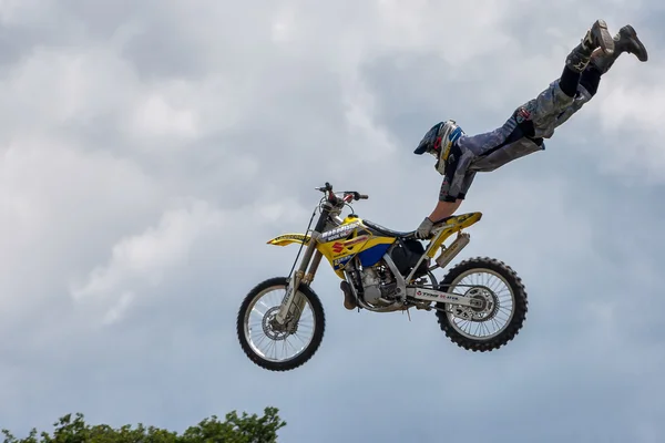 Stunt motocycliste à la ferme Hop dans le Kent — Photo