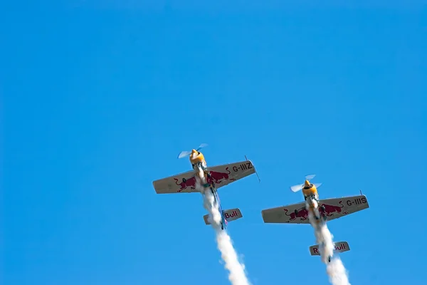 Gli aerei acrobatici della Red Bull allo Shoreham Airshow fanno fumo — Foto Stock