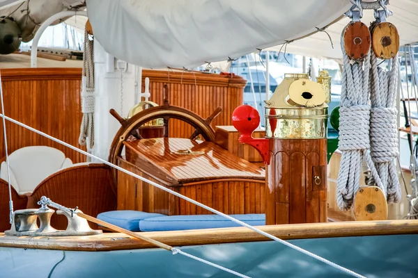 特写镜头的一艘游艇停泊在蒙特卡洛摩纳哥在完美无暇的 c — 图库照片