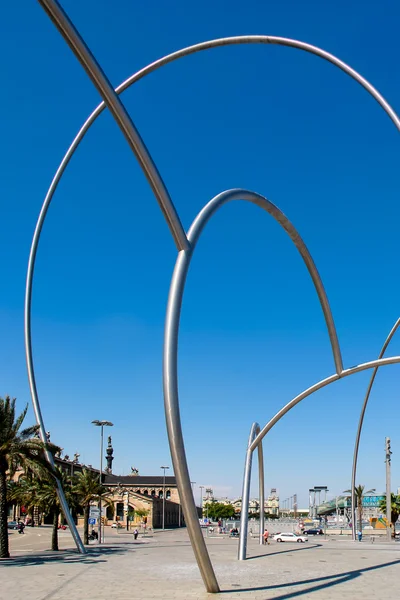 Massive entrée du port de sculpture métallique Barcelone — Photo