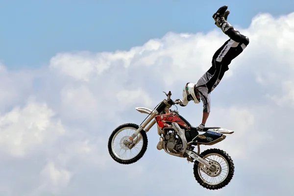 Motociclista acrobatico alla fattoria del luppolo nel Kent — Foto Stock