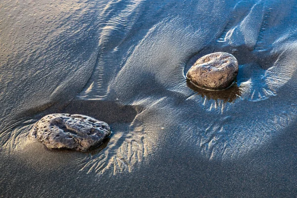 Duas rochas em areia vulcânica — Fotografia de Stock
