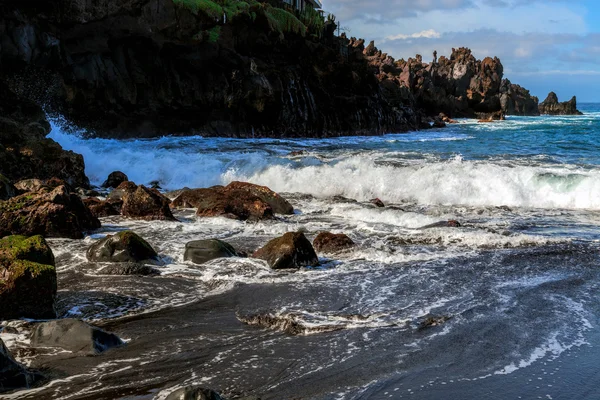 Скалистое побережье Playa de Arenas Tenerife — стоковое фото