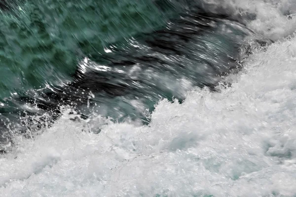 荒れ狂う急流湖 morar からの脱出 — ストック写真