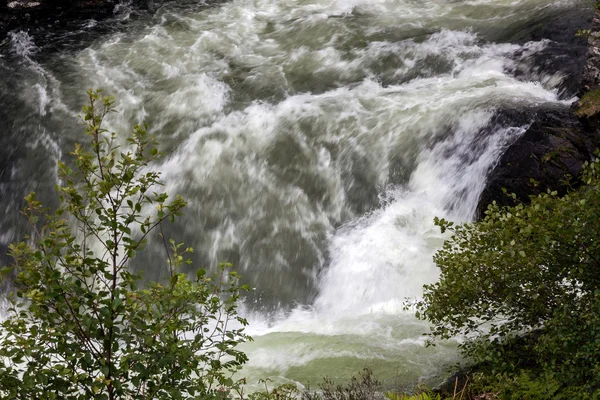 Wildbach entweicht aus Loch Morar — Stockfoto