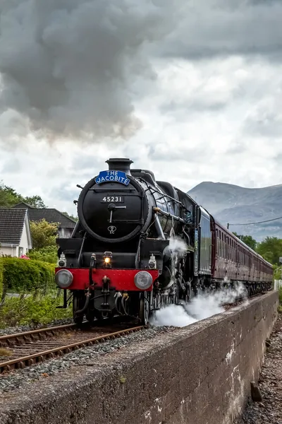 De jacobite stomen via corpach — Stockfoto