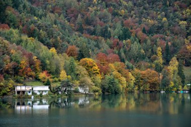 Lago d'idro sonbahar görünümü