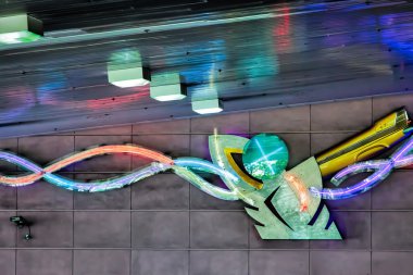 adam bir kapalı otopark neon ışık şeklinde