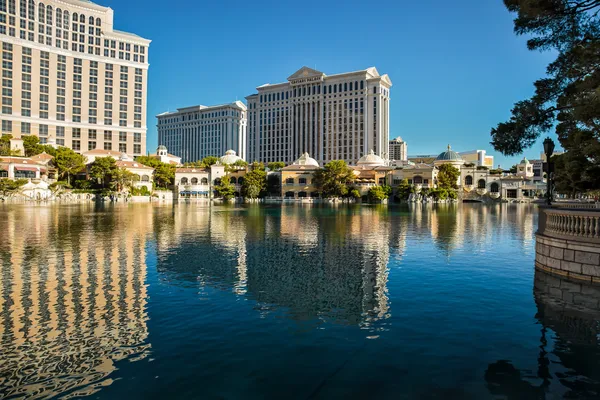 Vista sobre el lago Bellagio hasta el Palacio del César — Foto de Stock