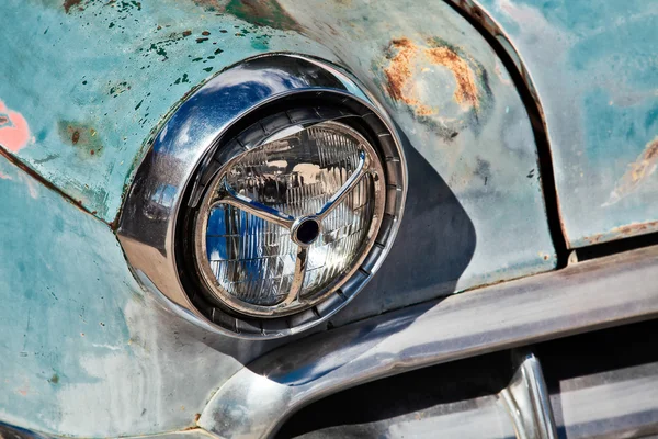 ルート 66 のセリグマンで放棄された車のヘッドランプ — ストック写真