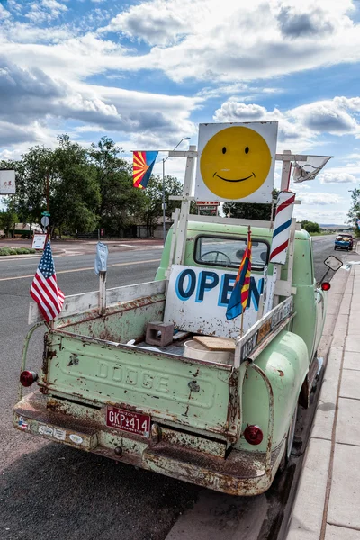 Veículo estacionado em Seligman na Estrada 66 — Fotografia de Stock