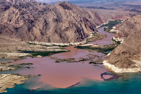 Rio Colorado se junta Lago Mead — Fotografia de Stock