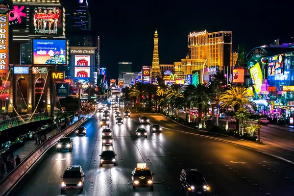 Scène nocturne le long du Strip à Las Vegas — Photo