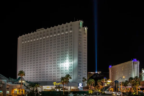 Hotel Tropicana oświetlony w nocy — Zdjęcie stockowe