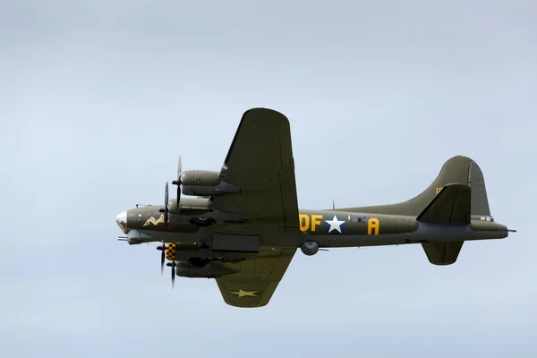 Bombardero Memphis Belle Boeing B 17 volando sobre el aeródromo de Shoreham —  Fotos de Stock