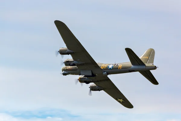 Bombardero Memphis Belle Boeing B 17 volando sobre el aeródromo de Shoreham — Foto de Stock