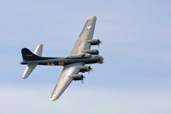 Memphis Belle Boeing B 17 bomber flying over Shoreham airfield — Stock Photo, Image