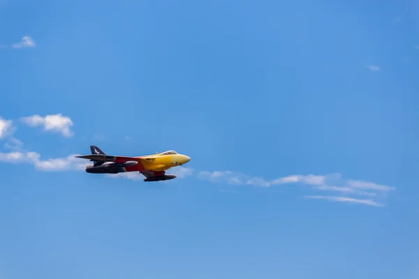 Hawker hunter miss väsen aerial display på shoreham airshow — Stockfoto
