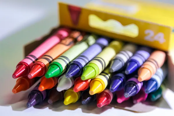Коробки кольорових олівців — стокове фото