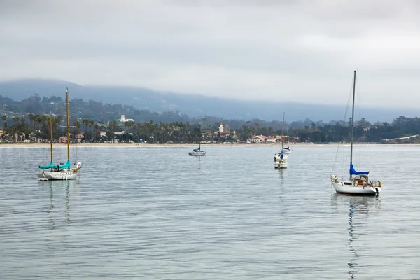 Iates ancorados na praia de Santa Barbara — Fotografia de Stock