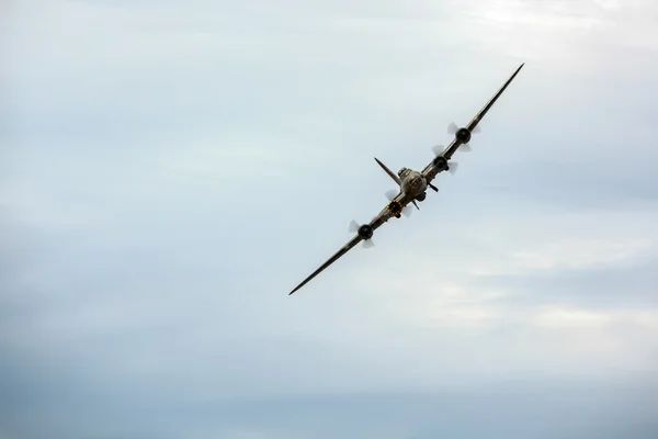 メンフィス ベル ボーイング b 17 爆撃機ショアハム飛行場の上を飛んで — ストック写真