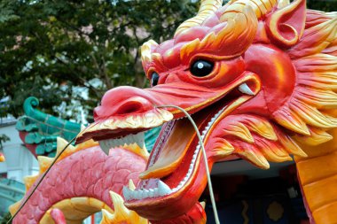 Singapur bir sokakta bir ejderha plastik model