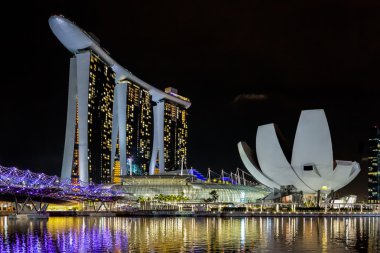Singapur gökyüzü geceleri aydınlanıyor