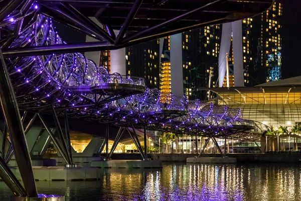 Singapur DNA 'sı Helix Köprüsü' nden esinlenerek geceleyin aydınlatıldı — Stok fotoğraf