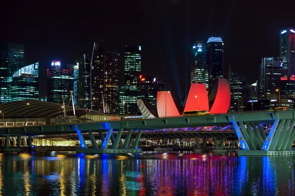 Singapore skyline upplyst på natten — Stockfoto