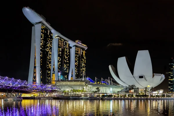 Singapurs Skyline in der Nacht beleuchtet — Stockfoto