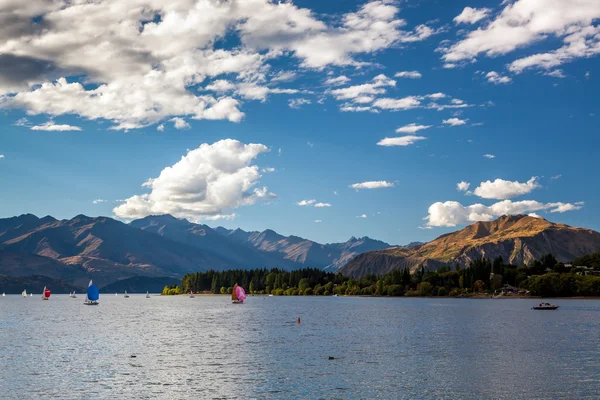 Wanaka Gölü 'ne yelken açmak. — Stok fotoğraf