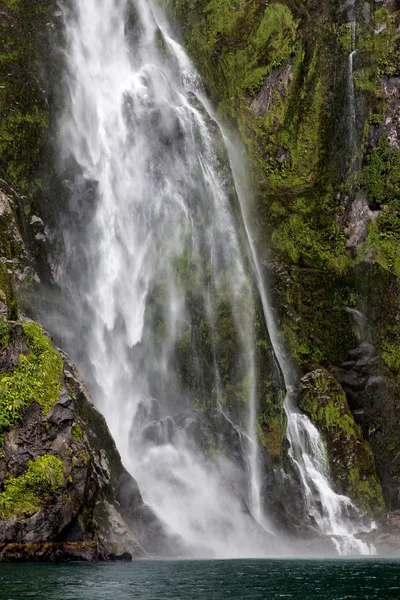 Wasserfall am Milford Sound — Stockfoto