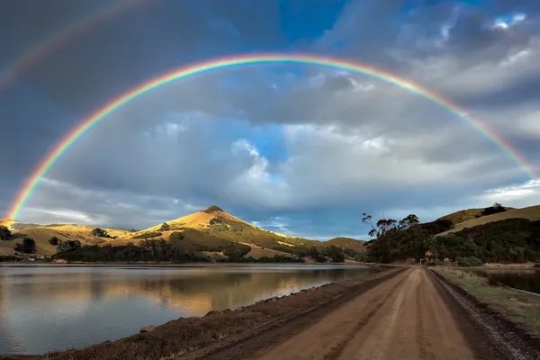 Arco-íris duplo sobre a península de Otago — Fotografia de Stock