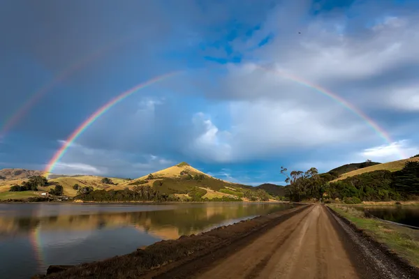 Arco-íris duplo sobre a península de Otago — Fotografia de Stock